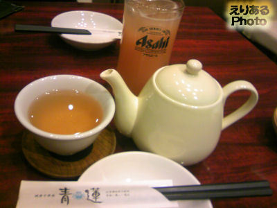 冷たいグアバジュース（果汁100%）とプーアル茶