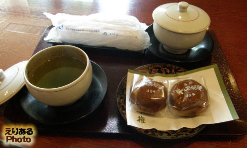 岸権旅館(きしごんりょかん) ウェルカム お茶と饅頭