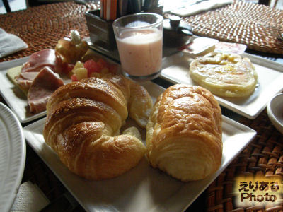 ブッフェ形式の朝食＠ノボテル ベノア バリ （NOVOTEL BENOA BALI）