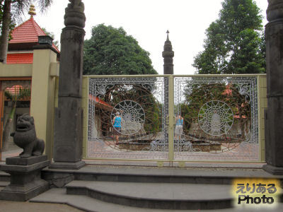 ムンドゥッ寺院の近くの寺院