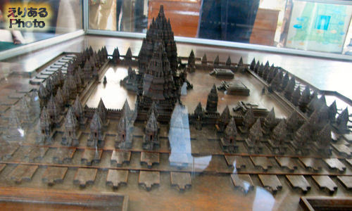 プランバナン寺院史跡公園-ロロ・ジョングラン寺院模型