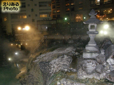草津温泉　夜の湯畑、湯滝の灯篭