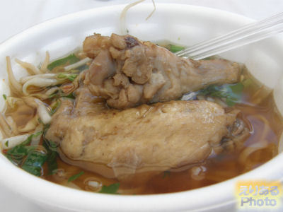 鶏肉煮込みラーメン（クイティオガイトゥン）＠バーンリム パー
