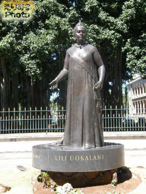 リリウオカラニ女王像